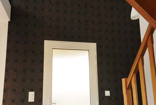 Intérieur d'une pièce avec fenêtre et meuble