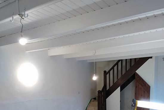 Plafond en bois peint